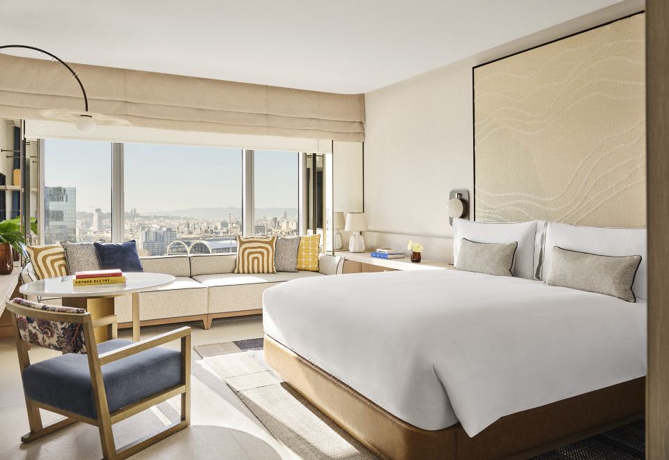 모뉴먼트 호텔의 고급스러운 로비 인테리어