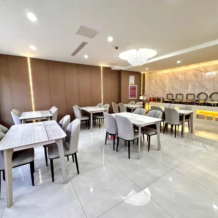 Sijihuakai Hotel (People's Square Peacock River)