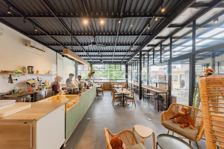 Alqueby Hotel near Kiara Artha Park & Trans Studio Mall Mitra RedDoorz