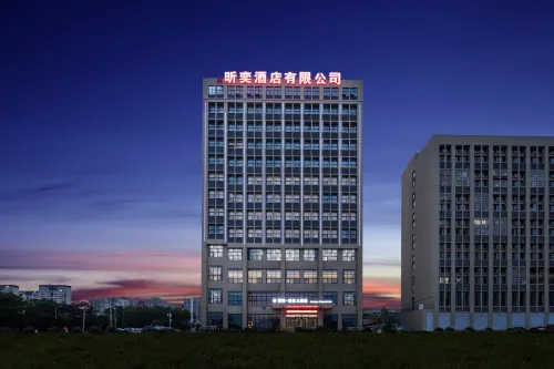 Lingbi Huangpu Hongtai Grand Hotel (LADI SHOPPING PLAZA) فنادق في لينغ بي