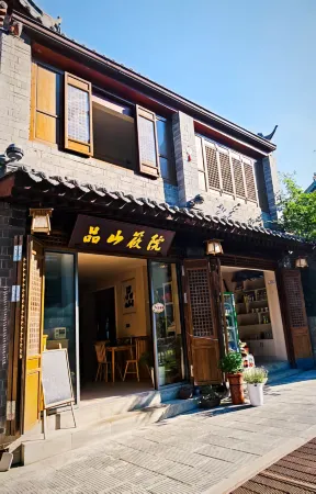 Wudang Mountain Pinshan Hospital Отели рядом с достопримечательностью «Langmei Temple»
