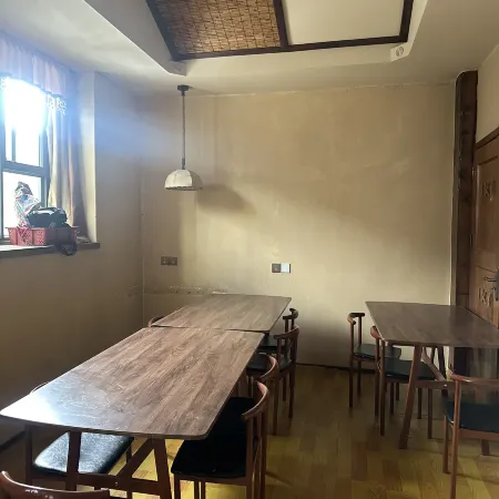 Lazy Boy Hotel（Adin Gate Site）