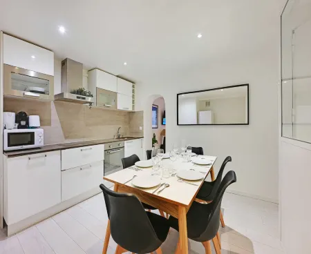 Spacious apartment - 2BR/4P- Le Kremlin-Bicêtre Отели рядом со станцией Porte D'Italie Station