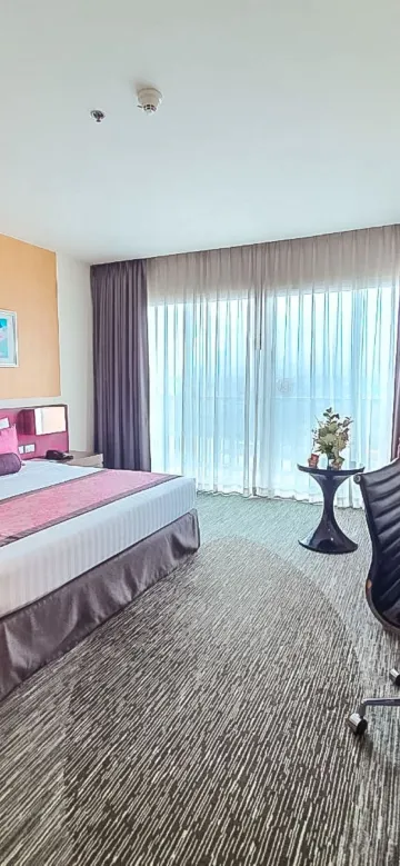 ห้องดีลักซ์พลัสเตียงคิงไซส์พร้อมระเบียง