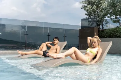 Mossaz Empire Studio Pool WiFi Near IKEA and The Curve Hotel di 