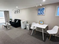 Large 1Br Suite and Private Lounge Hotels in Tauranga