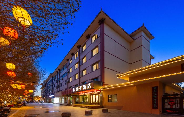 Dunhuang Xingzi Hotel (Shazhou Night Market)