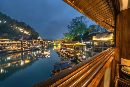 Miss Dong’s River View Homestay, Fenghuang Ancient Town - ที่มีบาร์