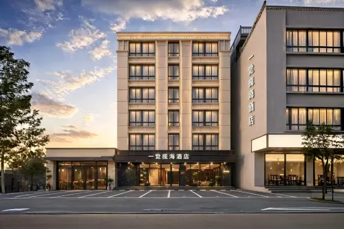 Yijiaolanhai Hotel (Lingshui High-Speed Railway Station Haiyun Plaza)
