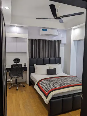 Entire Designer Apt+Free Airport Pickup+Discount Hotels in 