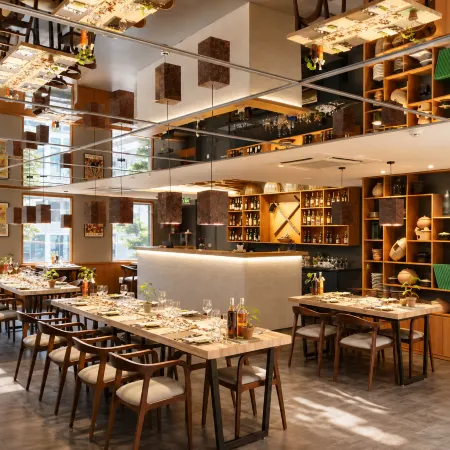 G8 Center Hotel Saigon Отели рядом с достопримечательностью «Цюань 3»