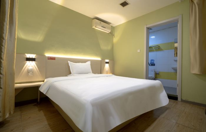 Home Inn Huayi Select Hotel (Wafangdian Railway Station)