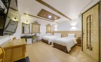 Incheon Airport Oceanside Hotel - Mountain view