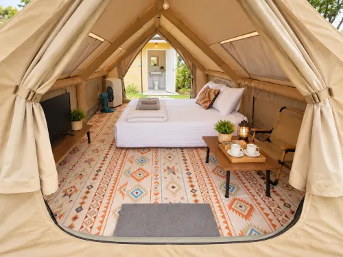 Riverside Glamping Resort Kanchanaburi - parcheggio