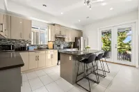 Surrey City Centre Ensuite near SkyTrain - 2 stelle