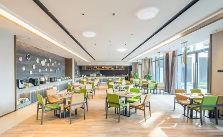 The Mulian Hotel Jinhai Lake,Shanghai Отели рядом с достопримечательностью «Hydrophyte Garden （South Gate）»