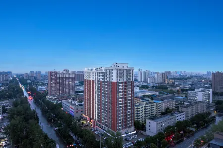Yuebanwan Hotel (Fat Donglai at Xuchang Railway Station) Отели рядом с достопримечательностью «Qingyihe Thousand Acres Garden»