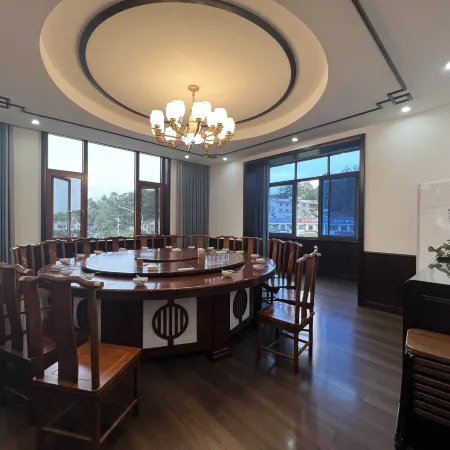 Lushan Yize Inn (Copper Statue Plaza)