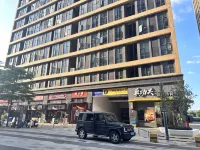 Dali Light Luxury Apartment (Tianbao Subway Station) Hotel in zona City College of Dongguan University of Technology Zhangcun Campus