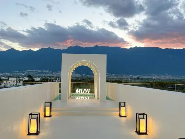 Mu Yi Mu Yi See the mountains and wild luxury art vacation