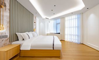 Light Luxury Hotel (Yancheng Middle School RT-Mart)