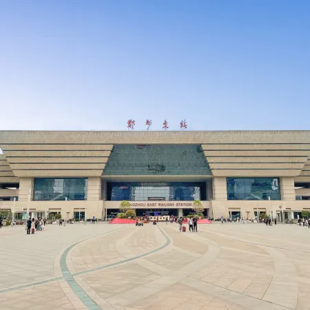 Sumei Movie Hotel (Zhengzhou East Railway Station East Square Huaren New Era Plaza) Отели рядом с достопримечательностью «Школа Чуньхуа, Новый район, Цуэндун»
