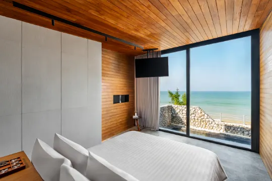 วิลล่าสวีทริมชายหาดริมสระน้ำ