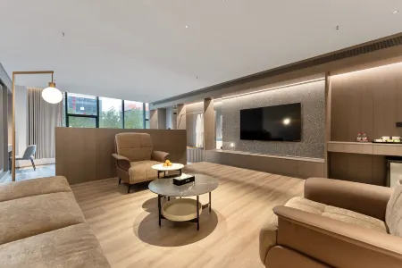 Linhai Jingjiangli City Light Stay (Yintaicheng Yaoda Department Store) Отели рядом с достопримечательностью «Wangjiang Gate»