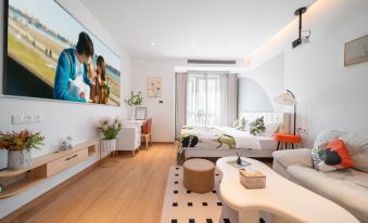 Chongqing Reed Valley Apartment (Guanyinqiao Hongqihegou Subway Station Store)