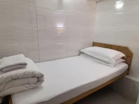 HOLLYWOOD GUESTHOUSE