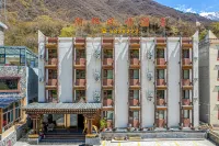 Li County  Alang Style Hotel Hôtels à proximité de : Jiarong Tusi Guanzhai