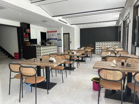 Linzhou Tingjian Shanchuan Hotel (Shibanyan Town) Отели рядом с достопримечательностью «The Red Flag Canal Scenic Area»