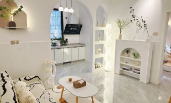 The mountain is full of residential quarters