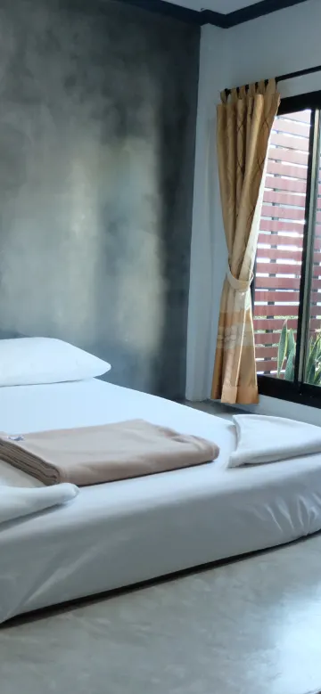ห้องสไตล์ลอฟท์พร้อมเตียงใหญ่