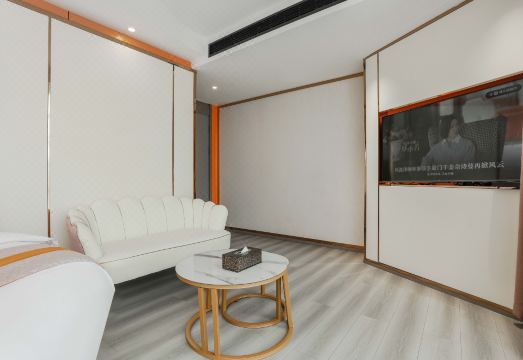 다이너스티 호텔의 로비에서 친절하게 인사하는 직원