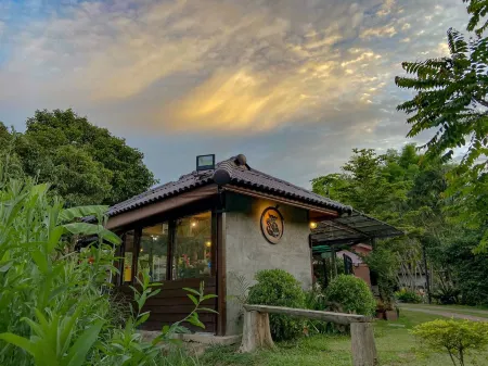 Ban Rai Tin Thai Ngarm Eco Lodge Отели рядом с достопримечательностью «Elephant POOPOOPAPER Park Chiang Mai»