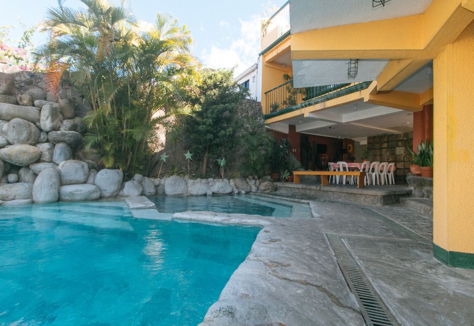 RedDoorz @ Yahweh Spring Retreat & Resort Laguna의 실내 수영장 모습