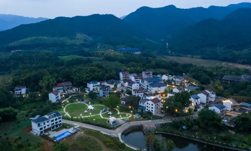 Floral Hotel·  Hot Spring Lake Resort Hotel