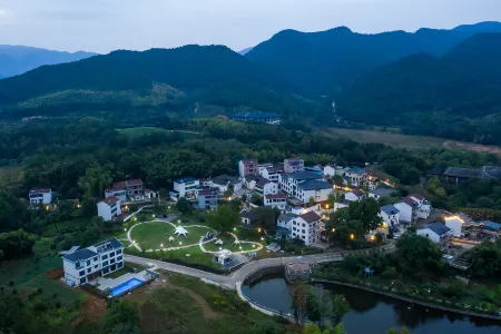 Floral Hotel·  Hot Spring Lake Resort Hotel Отели рядом с достопримечательностью «Huju Zoo»