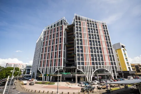 Sutera Bay by Pinstay Plus Отели рядом с достопримечательностью «The Peak Condominium»