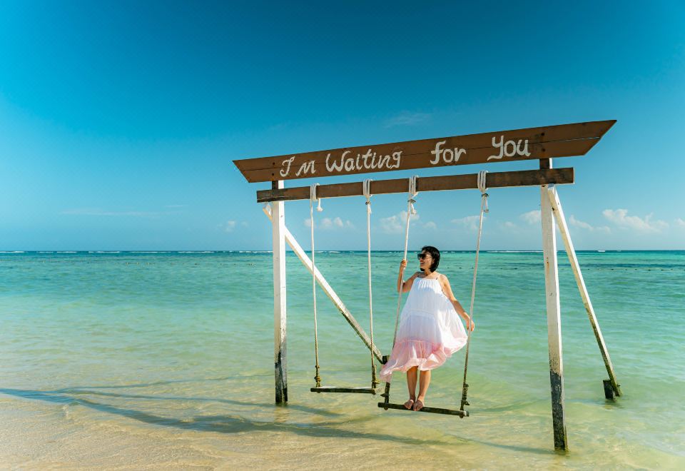 만타나니 섬 주변의 맑은 바닷속 전경