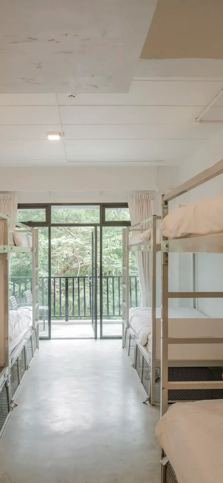 เตียงในห้องพักรวมชายหญิง 8 เตียง