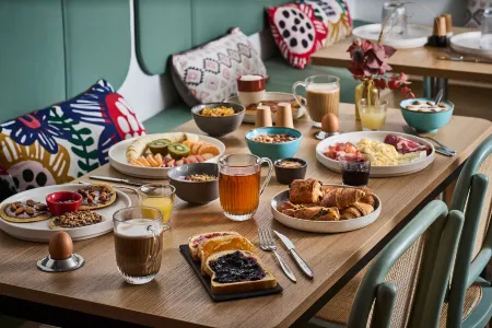 Hotel Cervantes by Happyculture Отели рядом с достопримечательностью «Мулен Руж»