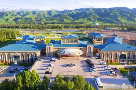 Xinjiang Cultural Tourism Nalati Resort Hotel Отели рядом с достопримечательностью «Nalati Raspberry Town»