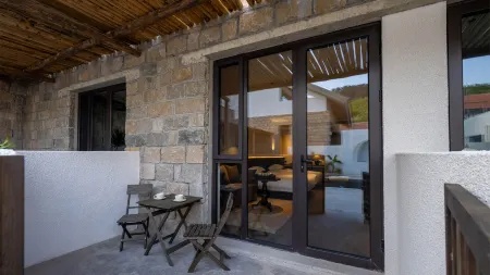 Floral Yun She Courtyard Homestay (Yimeng Mountain Yunmeng Scenic Area Mengshan National Forest Park)