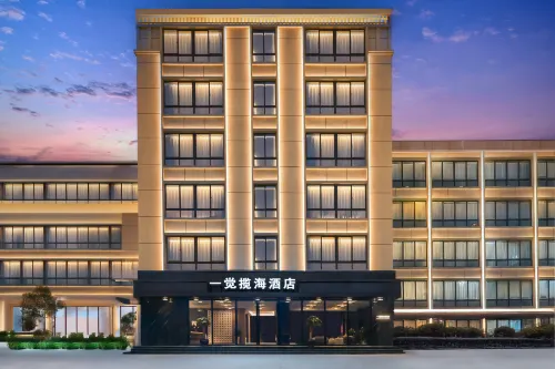 Yijiaolanhai Hotel (Lingshui High-Speed Railway Station Haiyun Plaza)