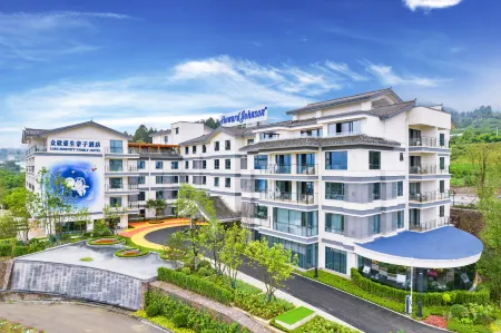 QIONGHAI LAKE VIEW FAMILY RESORT Отели рядом с достопримечательностью «Lingying Temple»