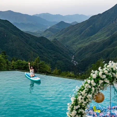 Anji Peak · Jiumu Cloud Town Cliffside Pool Resort Homestay