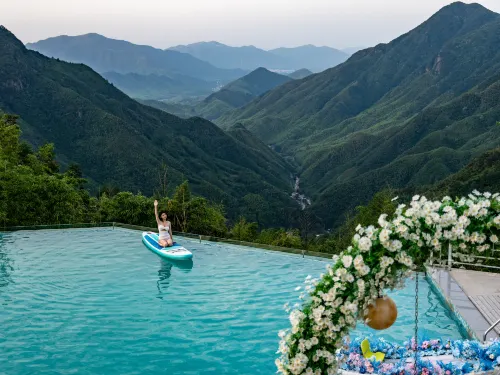 Anji Peak · Jiumu Cloud Town Cliffside Pool Resort Homestay