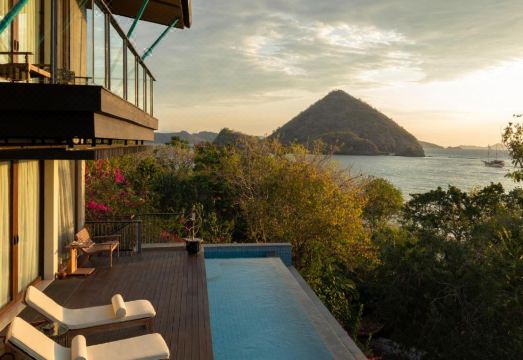 플라타란 코모도 수영장 선베드